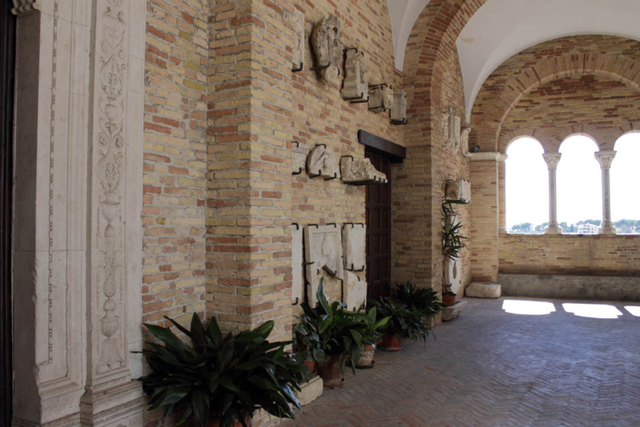 Loreto Aprutino Porticato della chiesa di San Pietro © Elio Torlontano