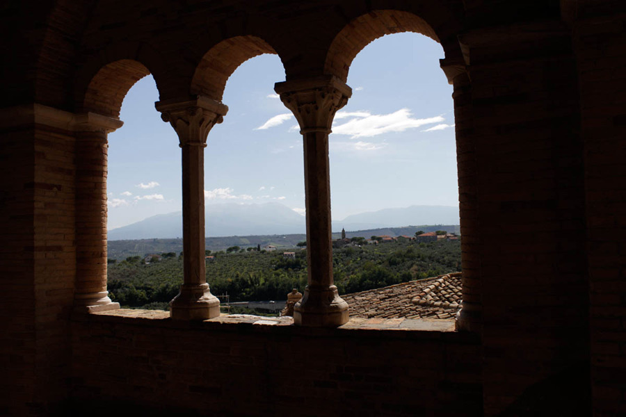 Loreto Aprutino Porticato della chiesa di San Pietro © Elio Torlontano