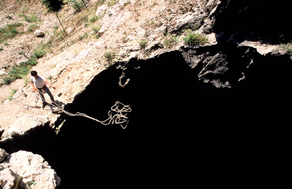 Monte Soratte Pozzo di Santa Lucia, preparazione di una discesa speleologica © Fabrizio Ardito