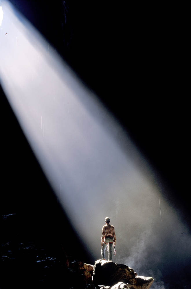 Monte Soratte Pozzo di Santa Lucia, speleologo sul fondo © Fabrizio Ardito