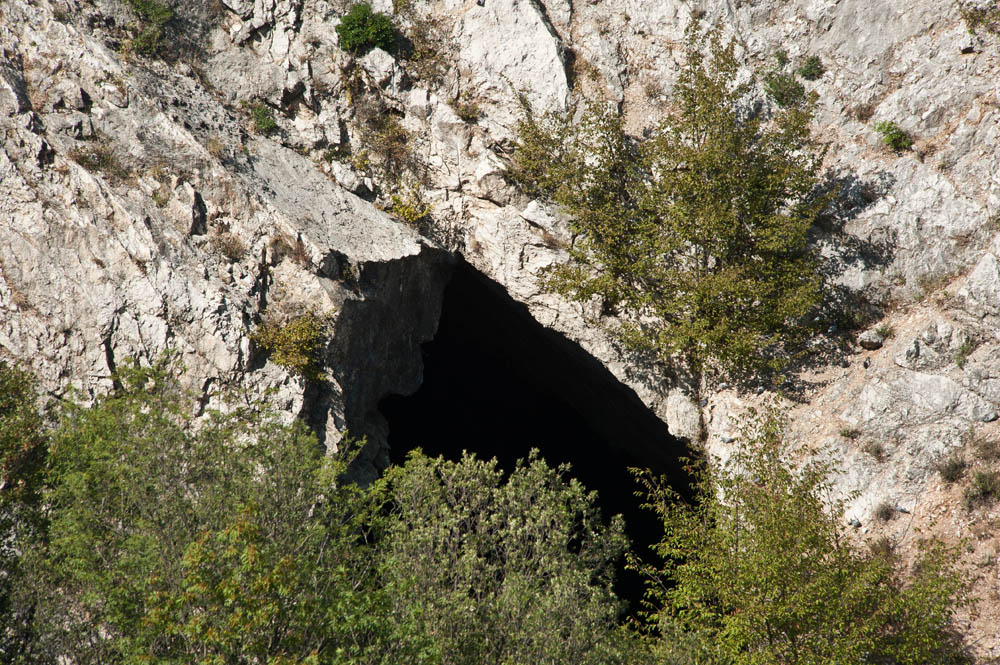 Monte Soratte Pozzo di Santa Lucia dal sentiero per gli eremi © Fabrizio Ardito