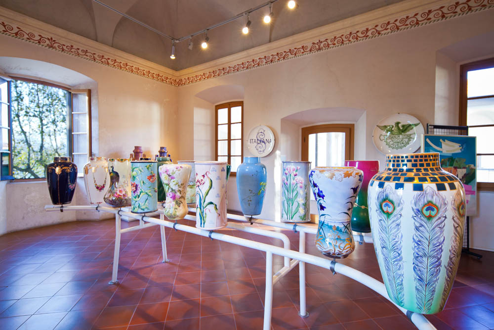 Museo Internazionale del Design Ceramico di Laveno MIDeC Porta ombrelli decorati a mano. ©Fiorenza Cicogna