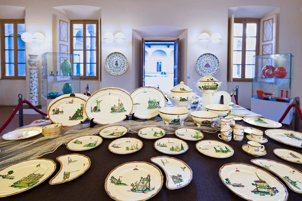 Museo Internazionale del Design Ceramico di Laveno MIDeC Servizio da tavola con le architetture del lago Maggiore (1927). ©Fiorenza Cicogna