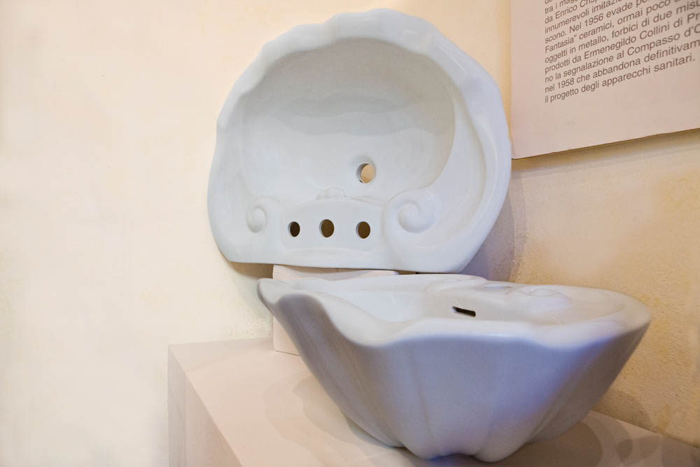 Museo Internazionale del Design Ceramico di Laveno MIDeC Sanitari a conchiglia firmati A. Campi. ©Fiorenza Cicogna