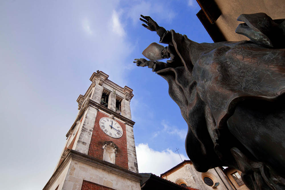 Sacro Monte di Varese, statua di papa Paolo VI sul piazzale del Santuario ©Fiorenza Cicogna