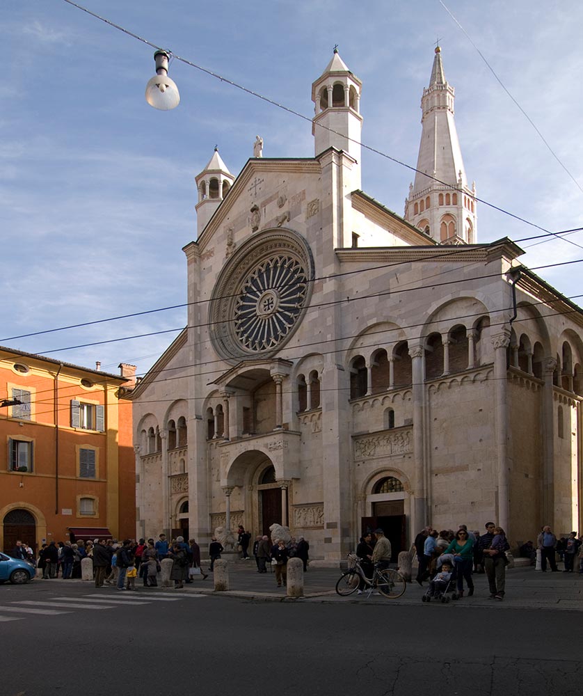 Facciata del duomo e Ghirlandina © M. Vianelli u2013 Touring Club Italiano