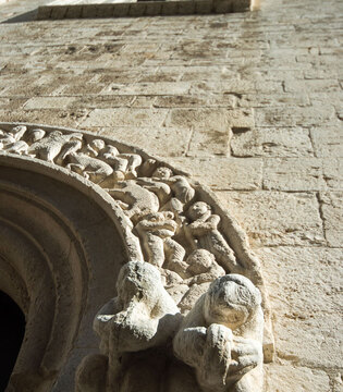 Barletta Cattedrale di Santa Maria Maggiore, particolare di un portale © Natalino Russo