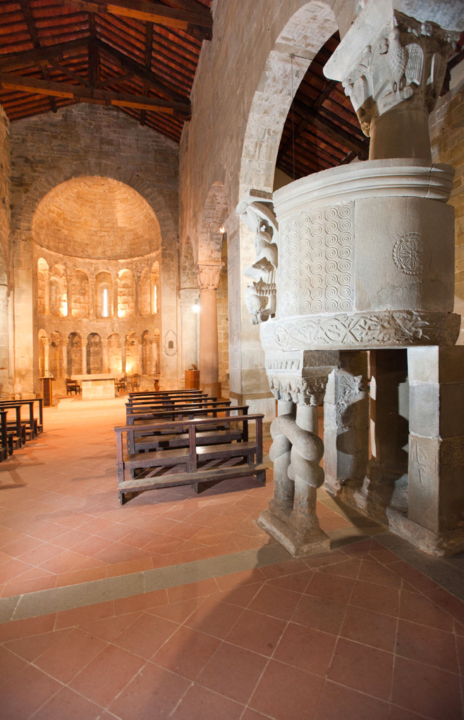 Pieve di Gropina Interno, navata e pulpito ©Fabrizio Ardito