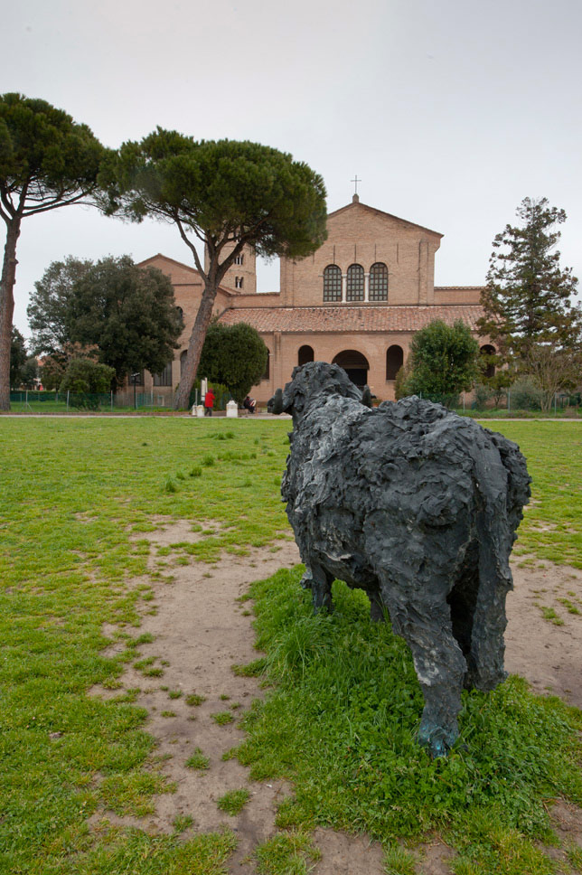 Ravenna Sant'Apollinare in Classe, esterno con sculture moderne © Fabrizio Ardito