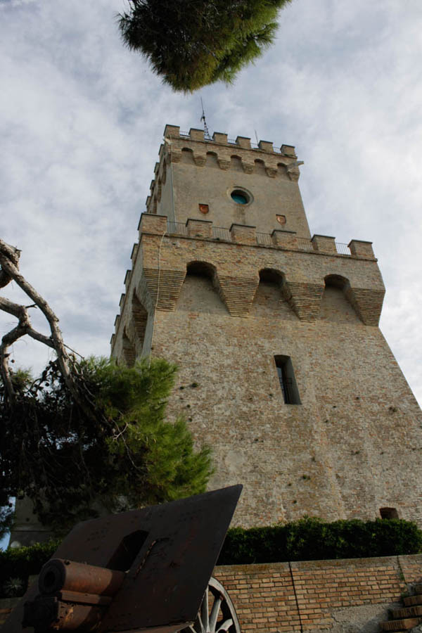 Torre Cerrano Cannone nel giardino © Elio Torlontano
