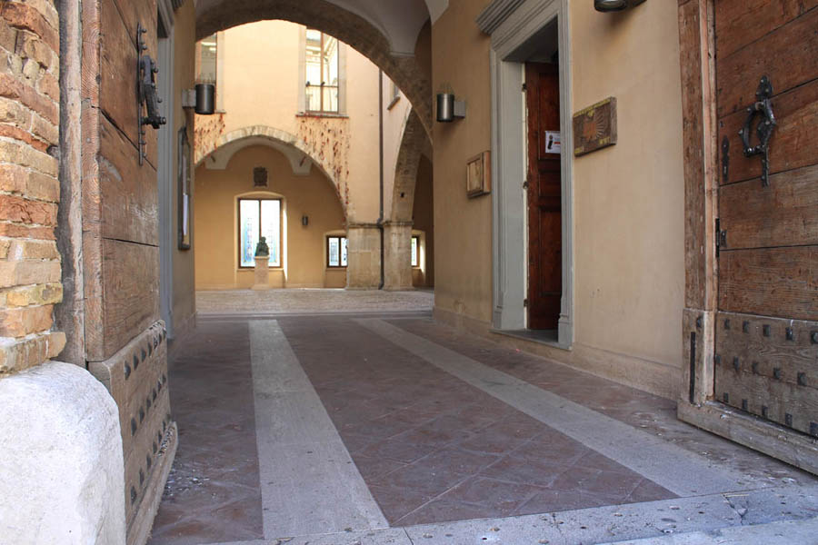 Atri Ingresso palazzo Acquaviva © Elio Torlontano