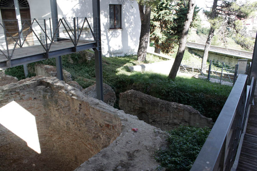 Atri Il teatro romano e palazzo Cicada © Elio Torlontano