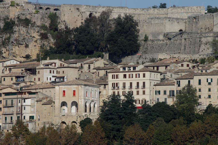 Civitella del Tronto Case sotto le mura © Elio Torlontano