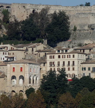 Civitella del Tronto Case sotto le mura © Elio Torlontano