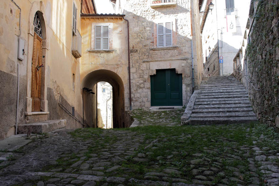 Civitella del Tronto Passaggi aerei e rampe © Elio Torlontano