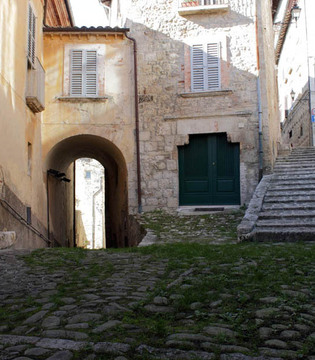 Civitella del Tronto Passaggi aerei e rampe © Elio Torlontano