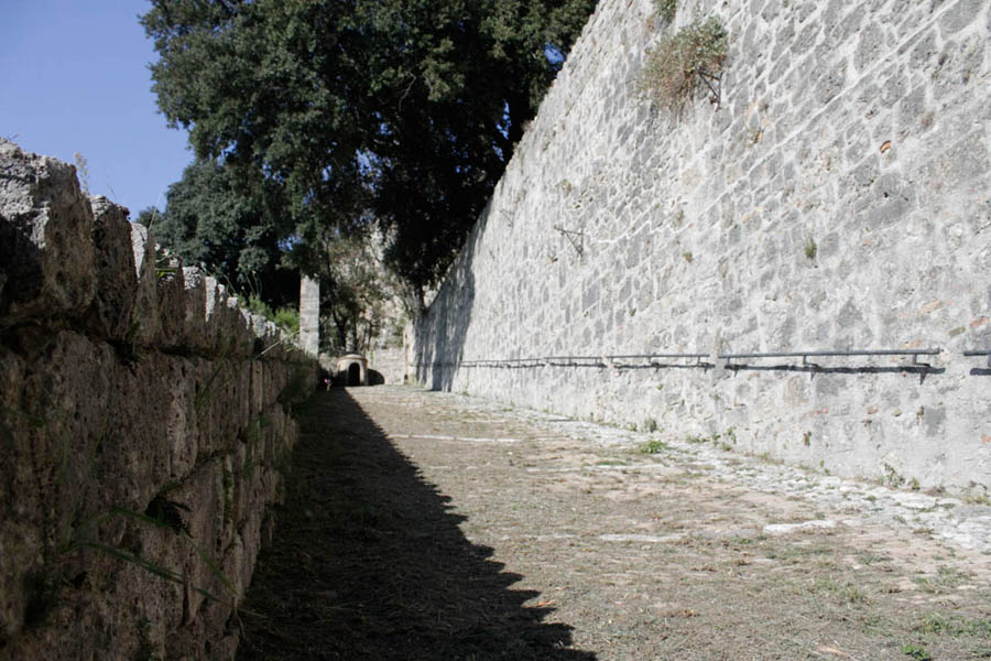 Civitella del Tronto La rampa per la Fortezza © Elio Torlontano