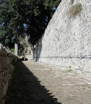 Civitella del Tronto La rampa per la Fortezza © Elio Torlontano