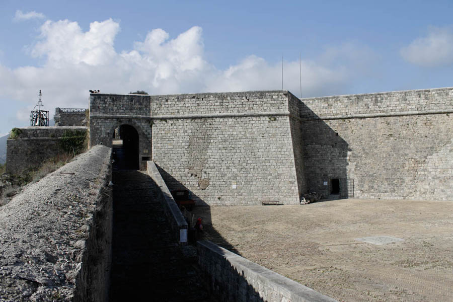 Civitella del Tronto Porta Hohensalzburg nella Fortezza © Elio Torlontano