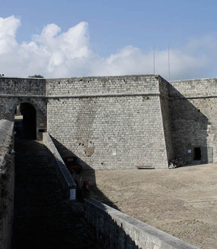 Civitella del Tronto Porta Hohensalzburg nella Fortezza © Elio Torlontano