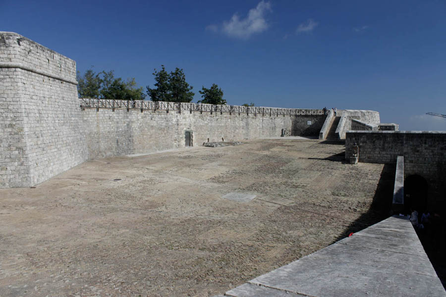 Civitella del Tronto Piazza d'armi nella Fortezzan © Elio Torlontano