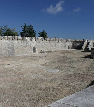 Civitella del Tronto Piazza d'armi nella Fortezzan © Elio Torlontano