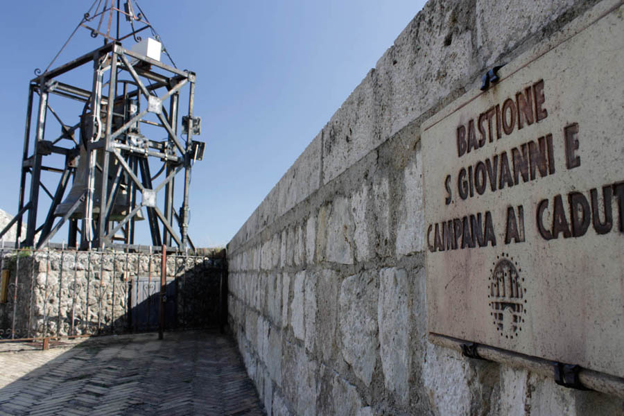 Civitella del Tronto Campana ai caduti nella Fortezza © Elio Torlontano