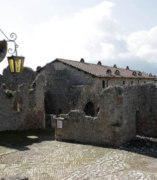 Civitella del Tronto Alloggi dei soldati nella Fortezza © Elio Torlontano