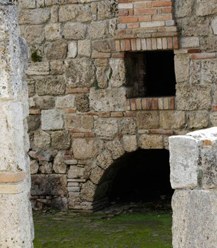 Civitella del Tronto Resti del panificio della Fortezza © Elio Torlontano