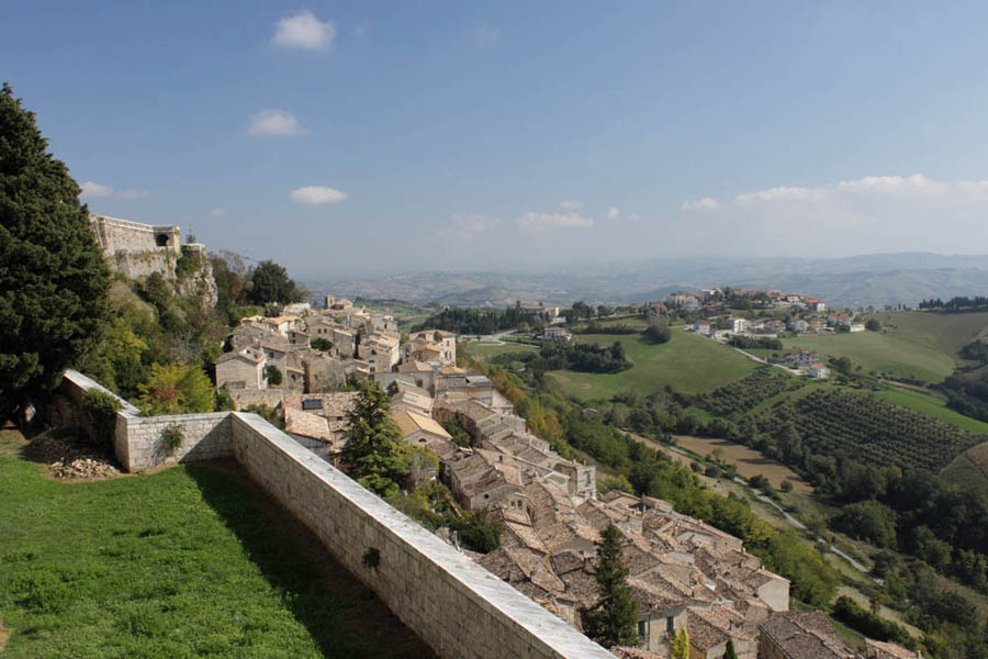 Civitella del Tronto Abitato sotto le mura © Elio Torlontano