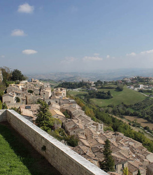 Civitella del Tronto Abitato sotto le mura © Elio Torlontano