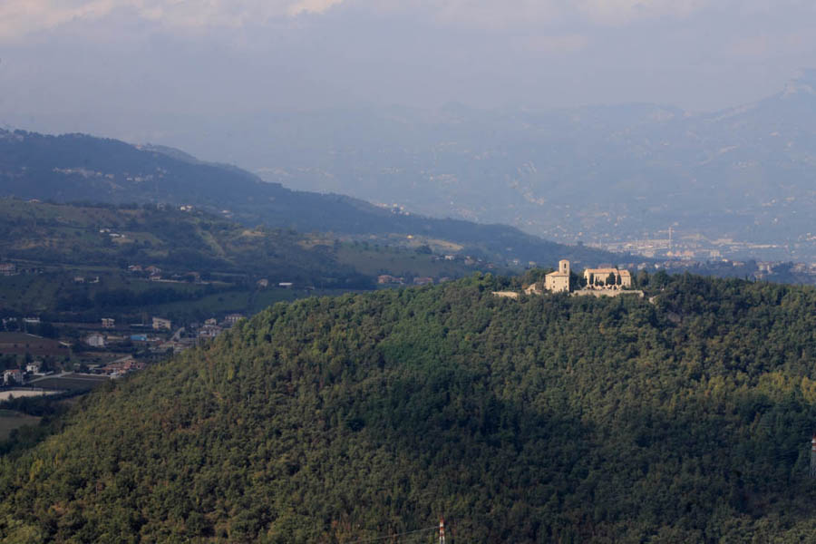 Civitella del Tronto Vista sull'abbazia del Montesanto © Elio Torlontano