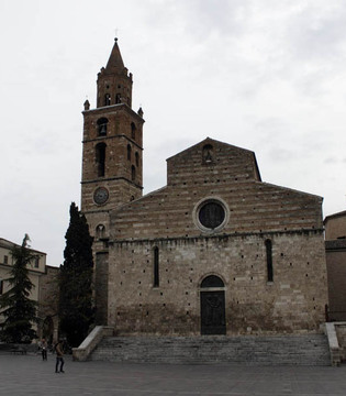 Teramo Duomo di Teramo, facciata su piazza Martiri della Libertà © Elio Torlontano