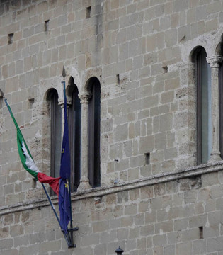 Campli Trifore del Palazzo Comunale © Elio Torlontano