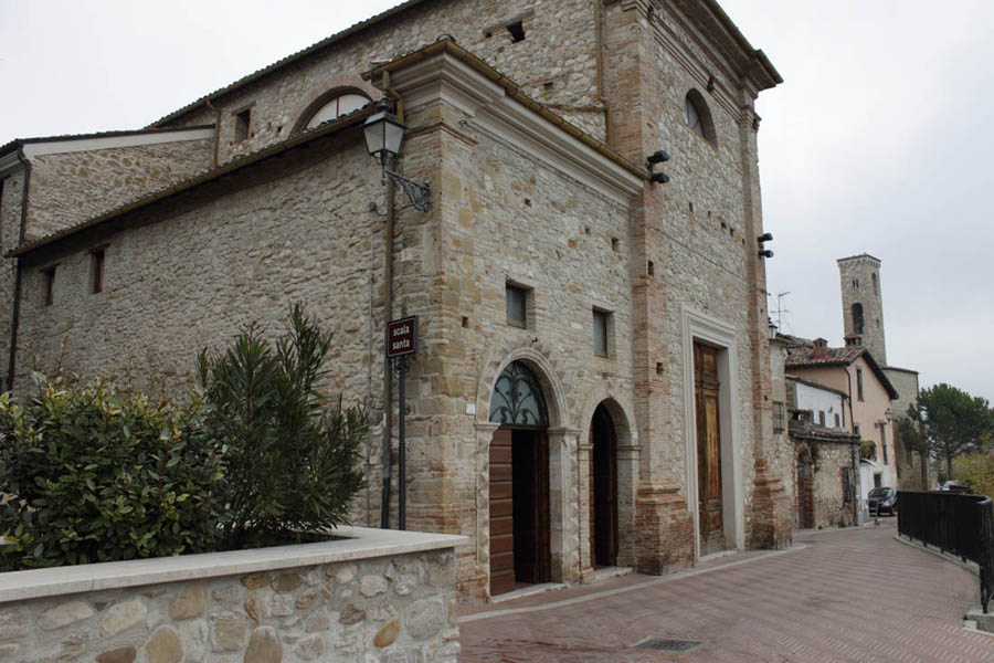 Campli Scorcio di Via del Sole con la Scala Santa e il campanile di S. Francesco © Elio Torlontano