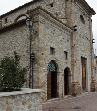 Campli Scorcio di Via del Sole con la Scala Santa e il campanile di S. Francesco © Elio Torlontano