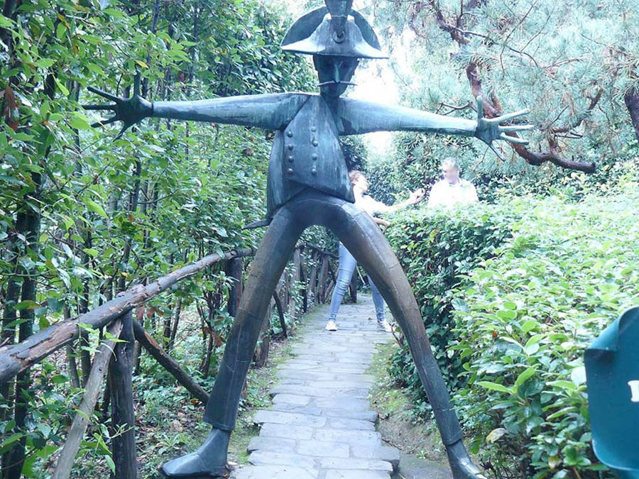 Collodi La scultura del carabiniere nel Parco di Pinocchio © Maria Palma