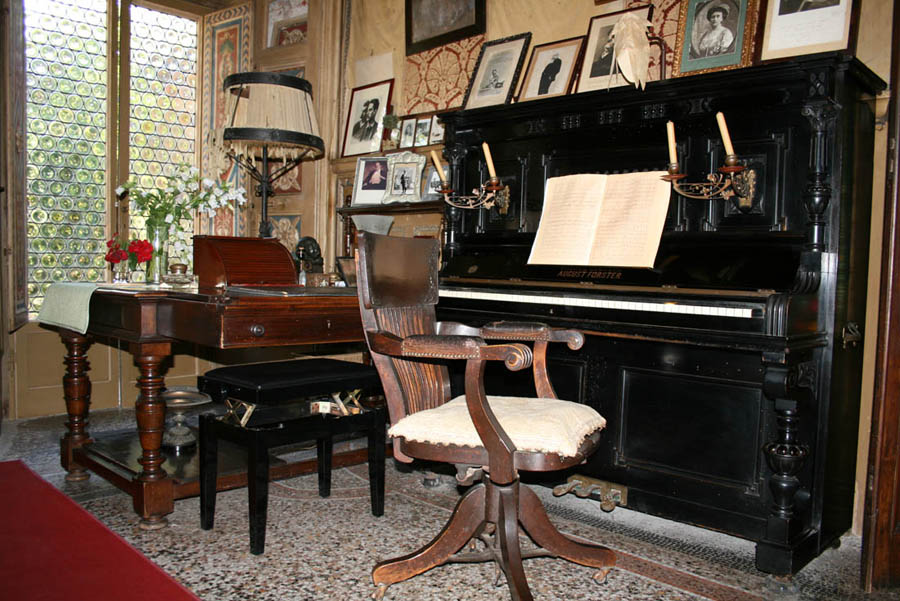 Torre del Lago Il pianoforte del maestro Puccini nella villa di Torre del Lago © Fondazione Simonetta Puccini