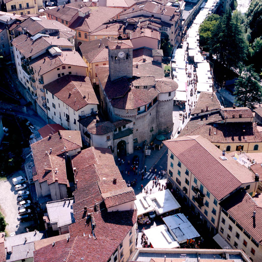 Garfagnana Veduta dall'alto della Rocca Ariostesca di Castelnuovo Garfagnana © Garfagnana Press