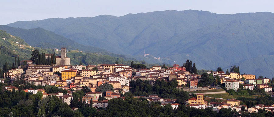 Barga Veduta di Barga col campanile del Duomo sullo sfondo © by HP Schaefer