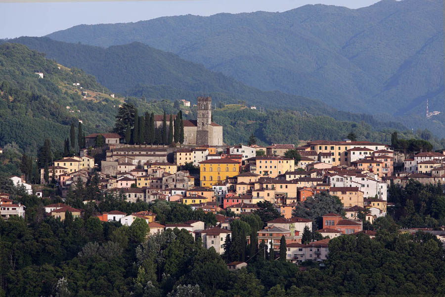 Barga Veduta di Barga col campanile del Duomo sullo sfondo © by HP Schaefer