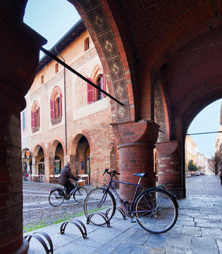 Lodi Portici in piazza della Vittoria © Fiorenza Cicogna