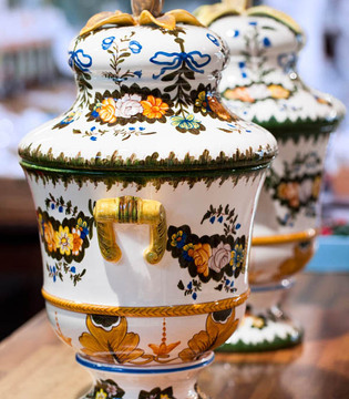 Lodi Laboratorio Ceramica Artistica Lodigiana: vasi da farmacia © Fiorenza Cicogna