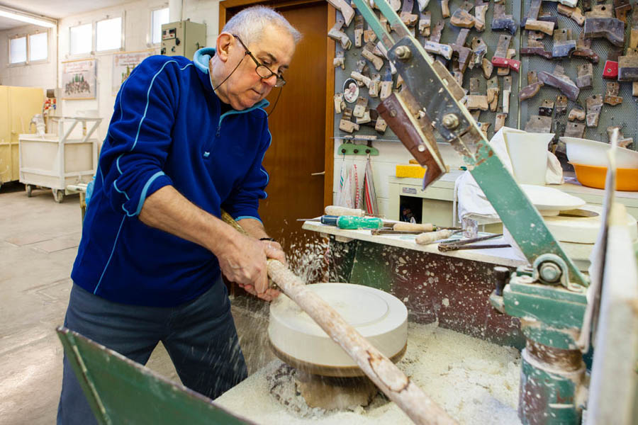 Lodi Laboratorio Ceramica Artistica Lodigiana: artigiano al lavoro © Fiorenza Cicogna