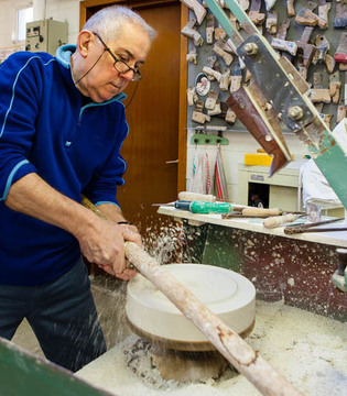 Lodi Laboratorio Ceramica Artistica Lodigiana: artigiano al lavoro © Fiorenza Cicogna