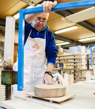 Lodi Laboratorio Ceramica Artistica Lodigiana: il taglio della terraglia © Fiorenza Cicogna