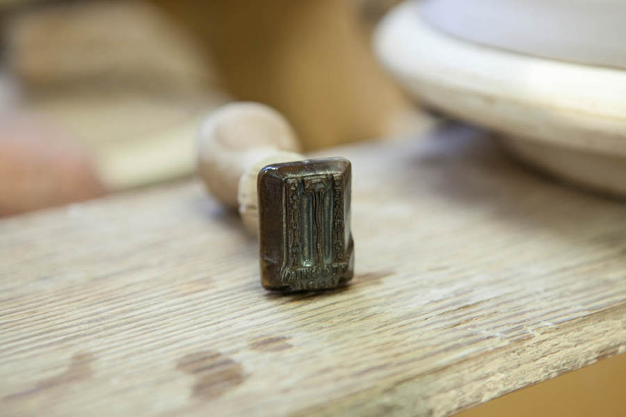 Lodi Laboratorio Ceramica Artistica Lodigiana: timbro con chiodo © Fiorenza Cicogna