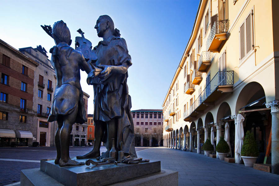 Cremona Il monumento a Stradivari © Fiorenza Cicogna