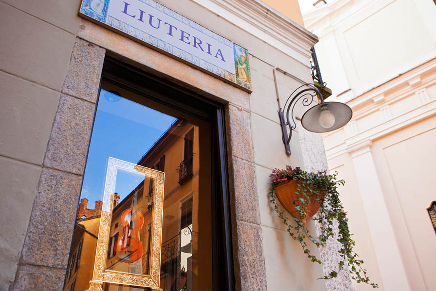 Cremona Un negozio di liuteria nel centro storico © Fiorenza Cicogna