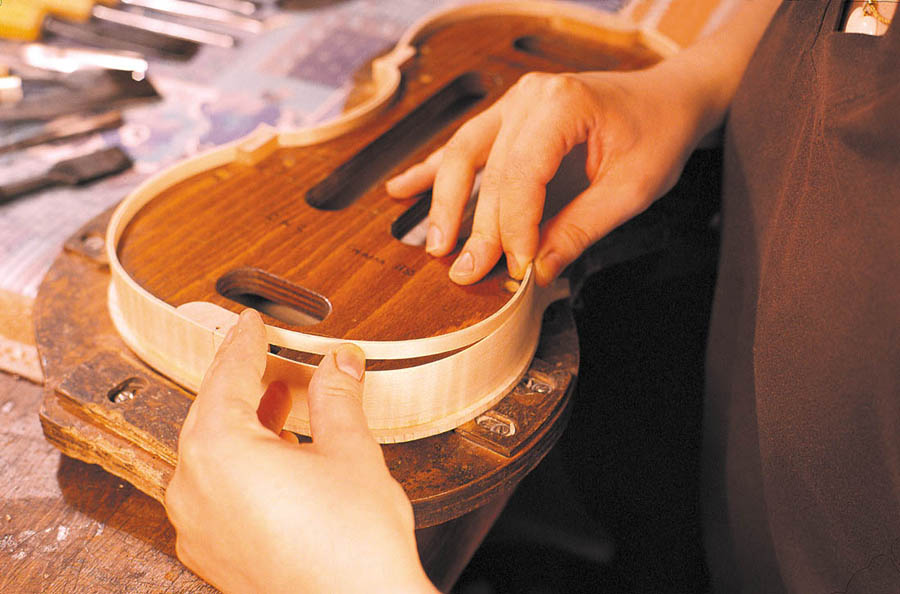 Cremona Un liutaio al lavoro © Consorzio Liutai Antonio Stradivari Cremona